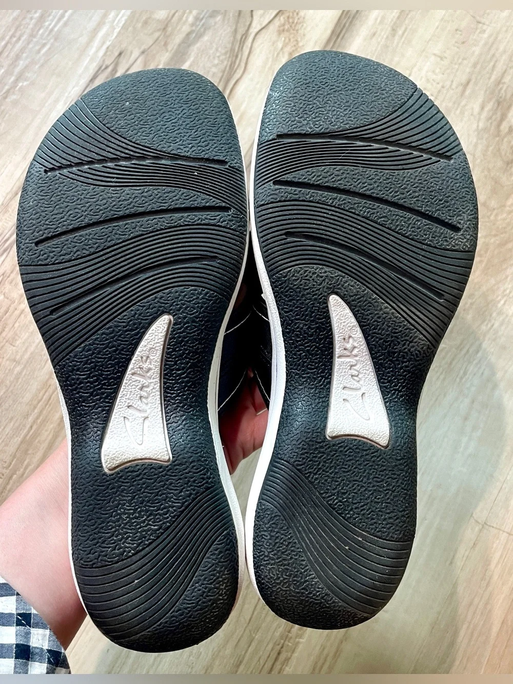 Clark’s Cloudsteppers Black & White Thong Sandals, flip flops size: 7